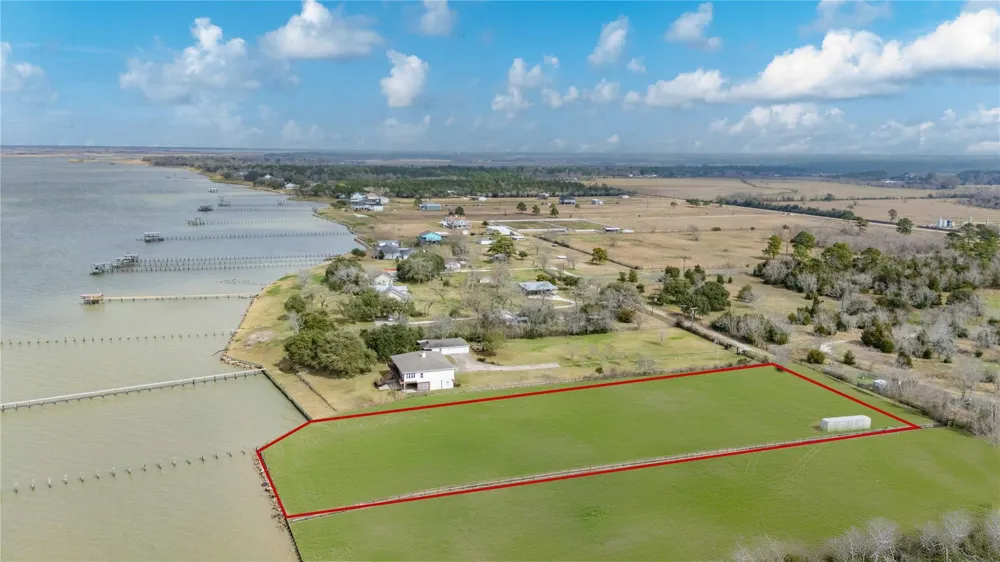 371 Locke Road Anahuac, TX 77514