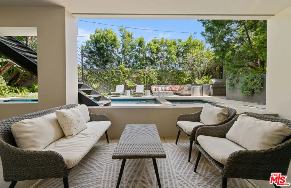 928 Las Lomas Avenue Pacific Palisades, CA 90272
