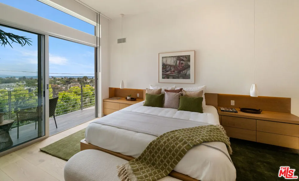 928 Las Lomas Avenue Pacific Palisades, CA 90272