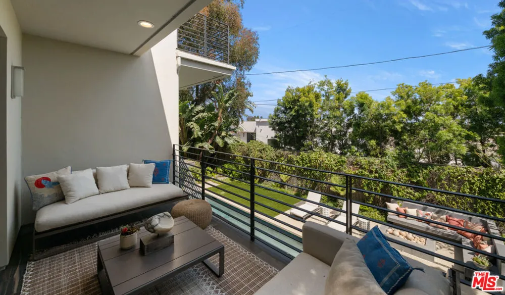 928 Las Lomas Avenue Pacific Palisades, CA 90272