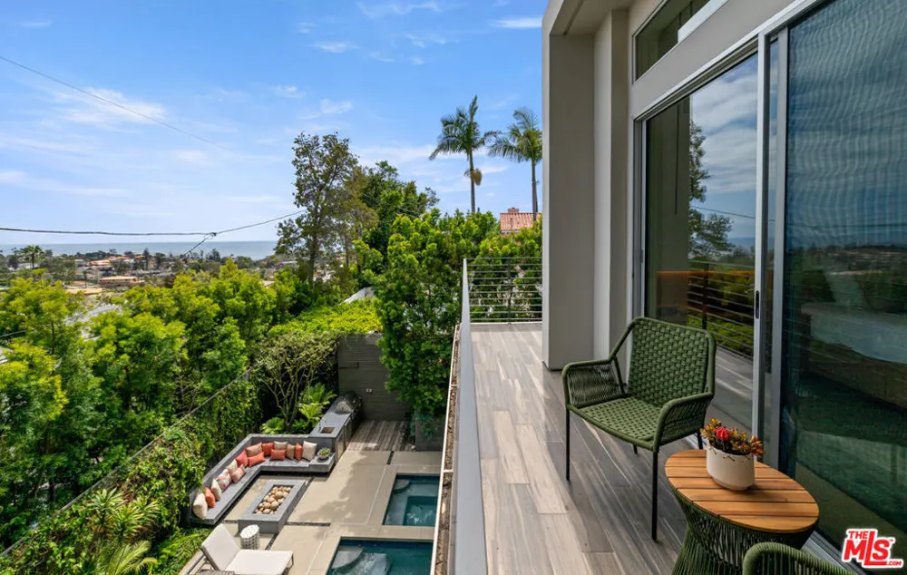 928 Las Lomas Avenue Pacific Palisades, CA 90272