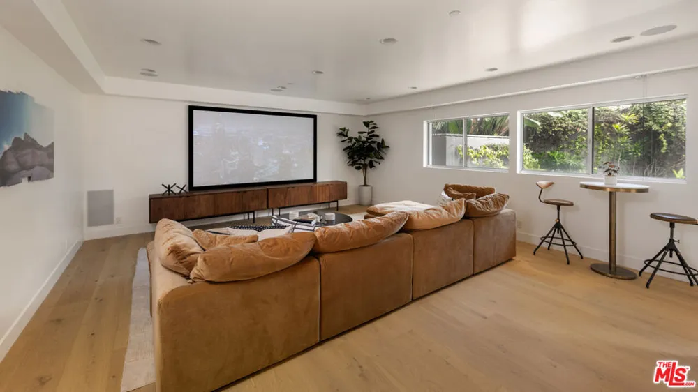 928 Las Lomas Avenue Pacific Palisades, CA 90272