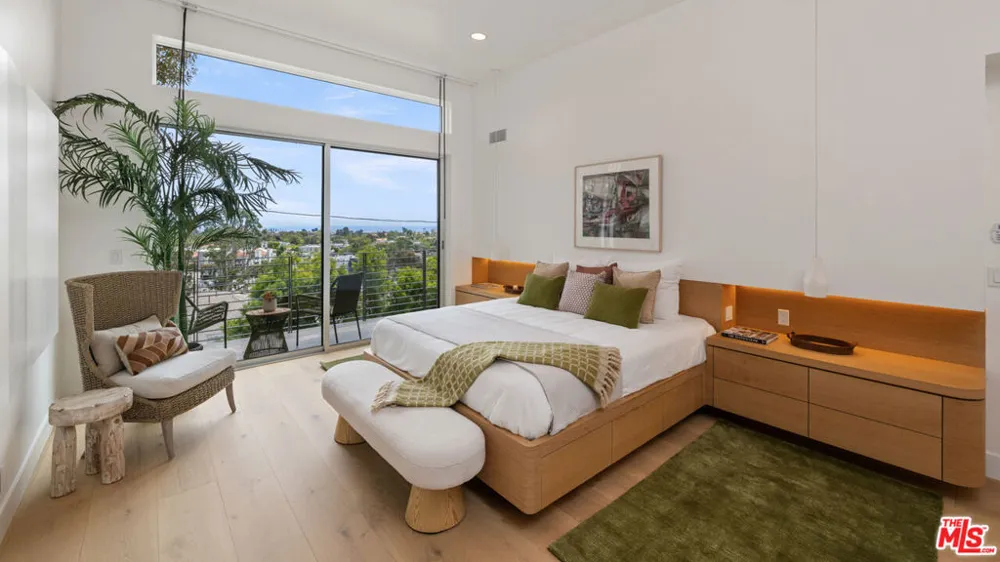 928 Las Lomas Avenue Pacific Palisades, CA 90272