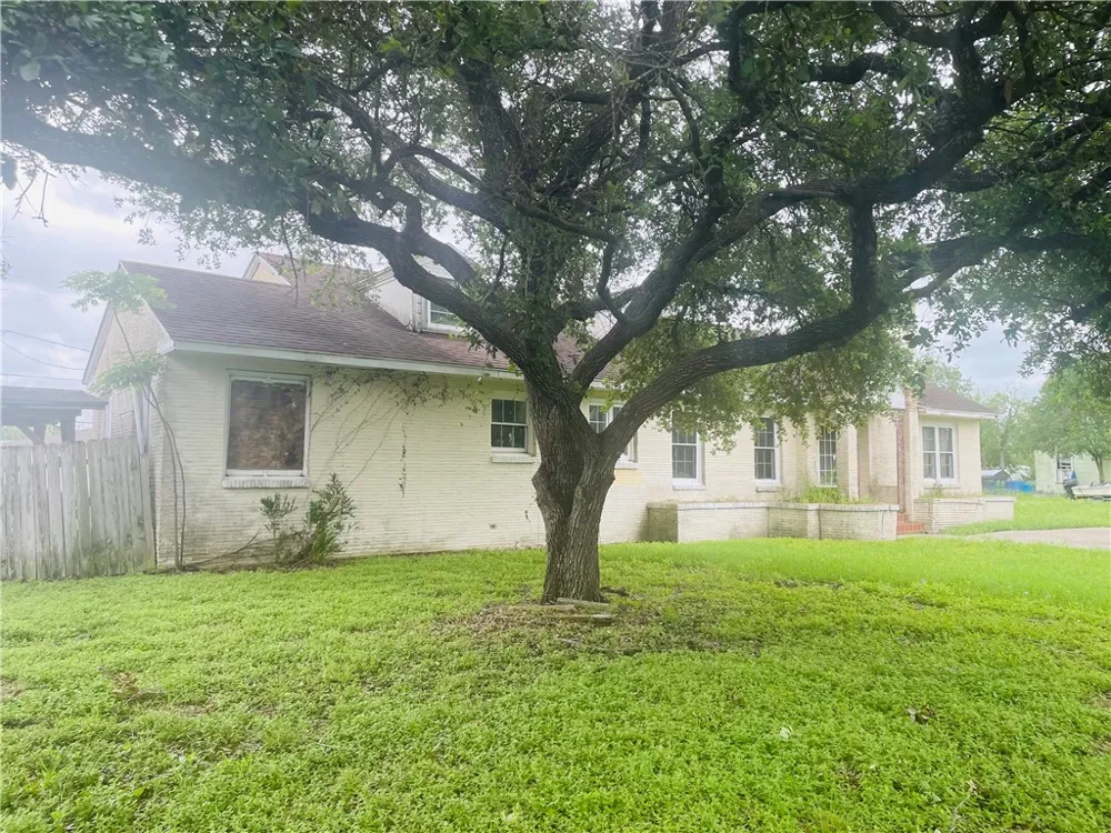 626 Fetick Avenue Taft, TX 78390