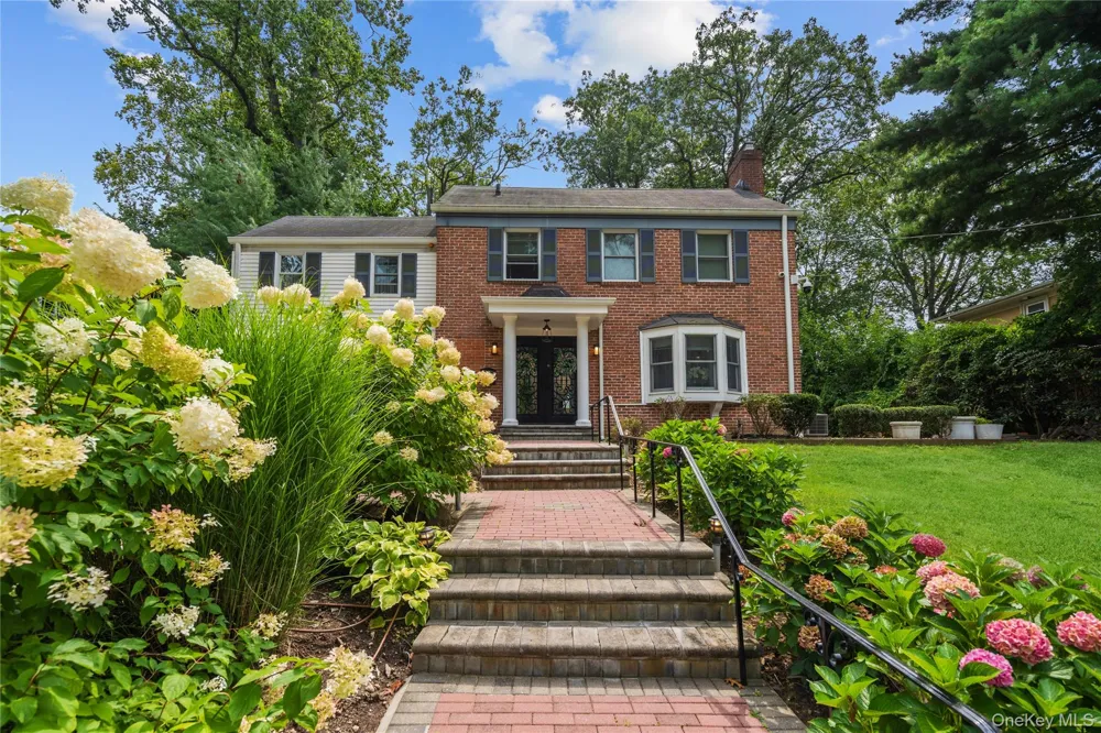 134 Wooleys Lane Great Neck, NY 11023