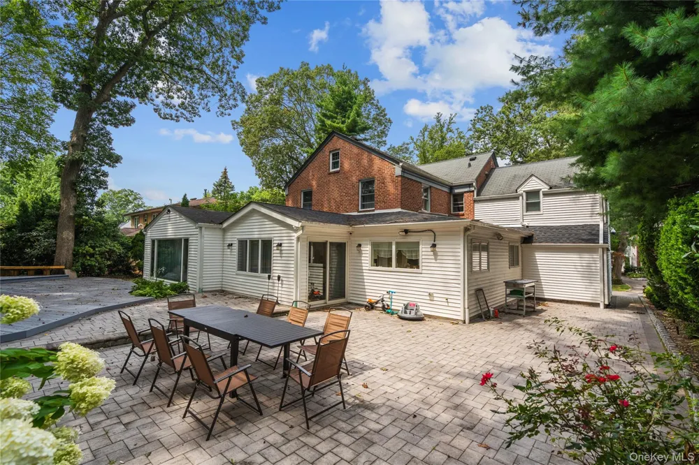 134 Wooleys Lane Great Neck, NY 11023