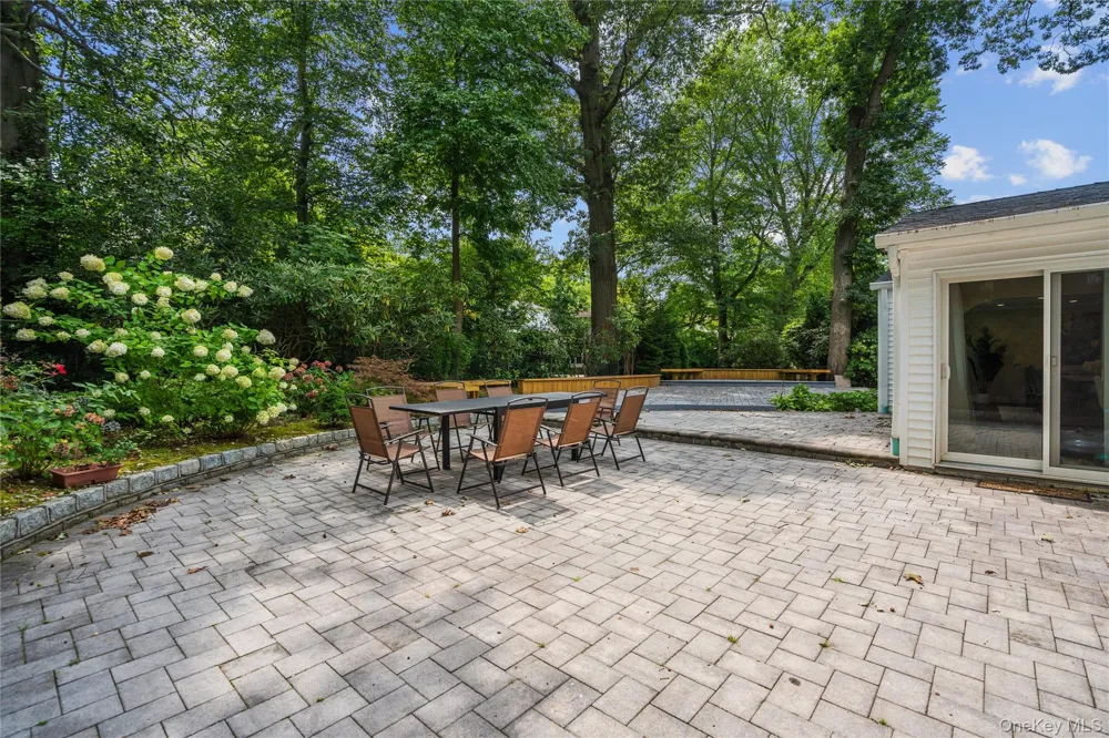 134 Wooleys Lane Great Neck, NY 11023