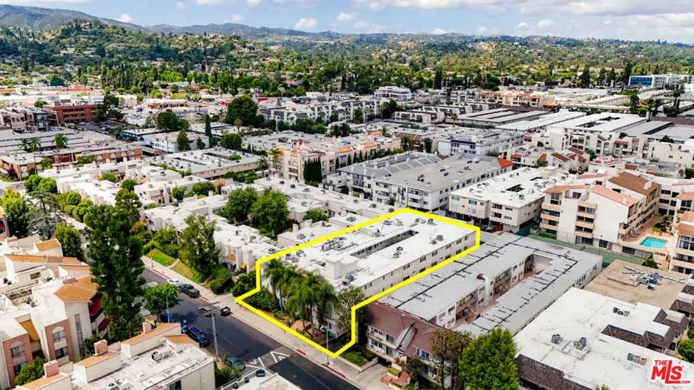 5301 Yarmouth Avenue #10 Encino, CA 91316