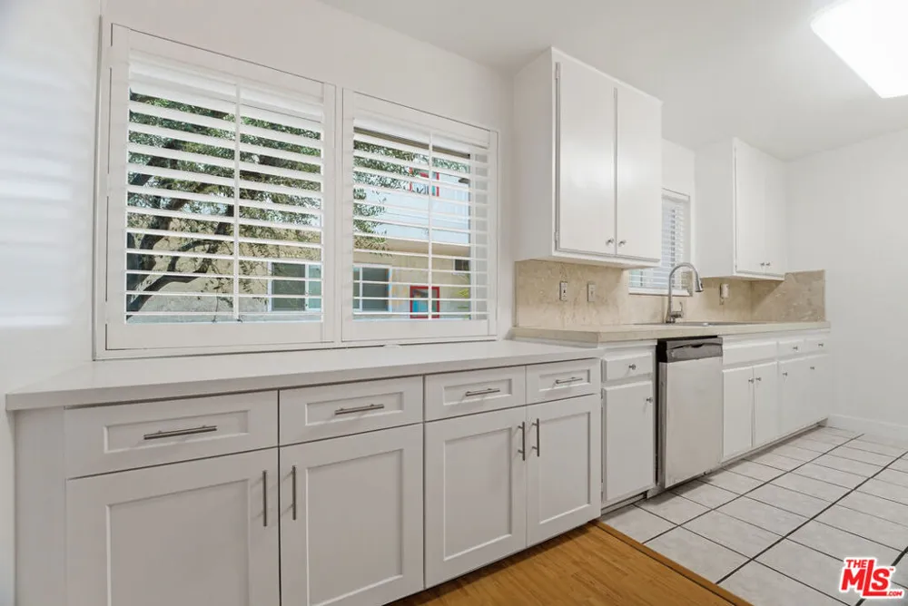 5301 Yarmouth Avenue #10 Encino, CA 91316