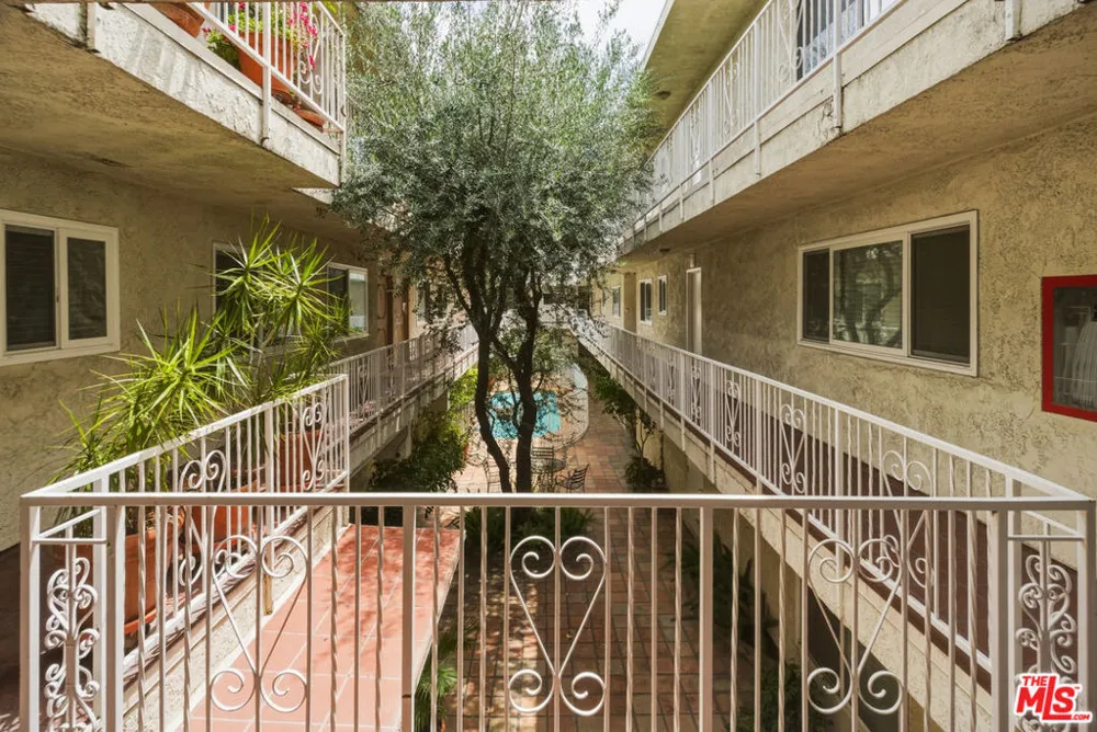 5301 Yarmouth Avenue #10 Encino, CA 91316