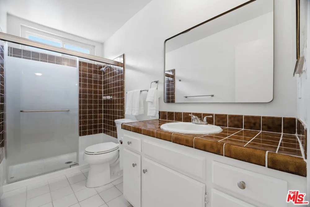 5301 Yarmouth Avenue #10 Encino, CA 91316