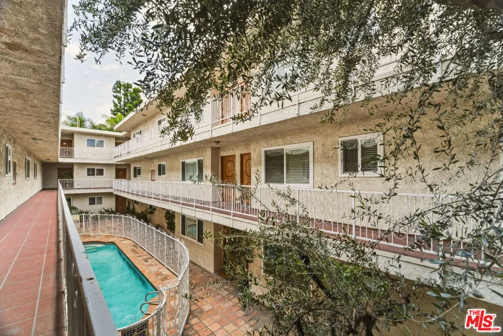 5301 Yarmouth Avenue #10 Encino, CA 91316
