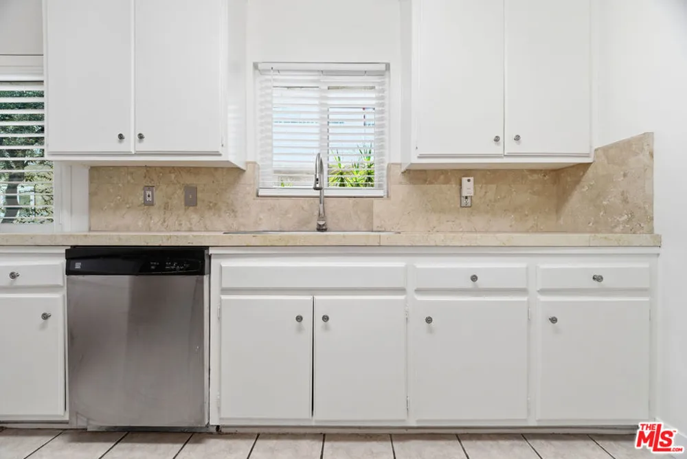 5301 Yarmouth Avenue #10 Encino, CA 91316