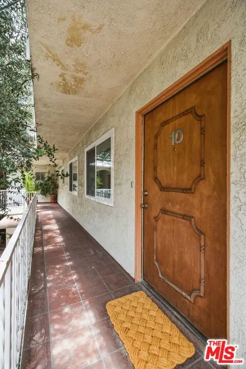 5301 Yarmouth Avenue #10 Encino, CA 91316