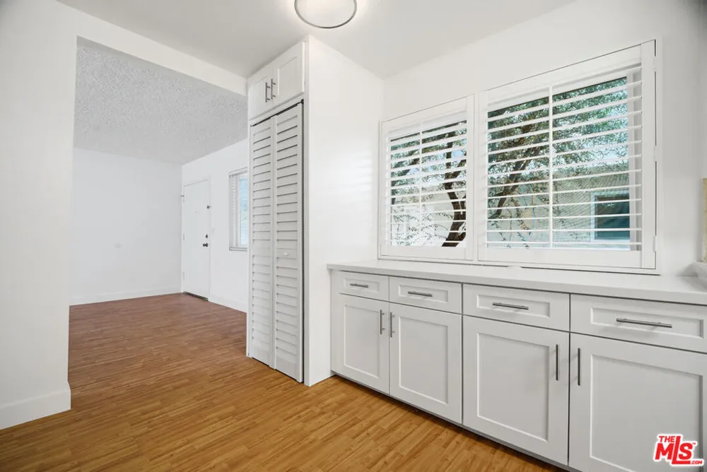 5301 Yarmouth Avenue #10 Encino, CA 91316