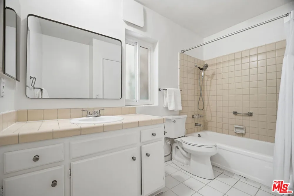 5301 Yarmouth Avenue #10 Encino, CA 91316