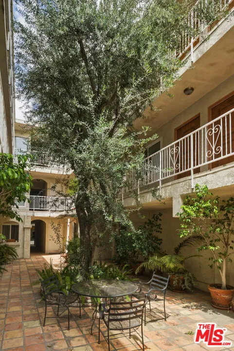 5301 Yarmouth Avenue #10 Encino, CA 91316