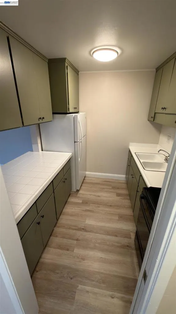 1327 Webster St #B105 Alameda, CA 94501