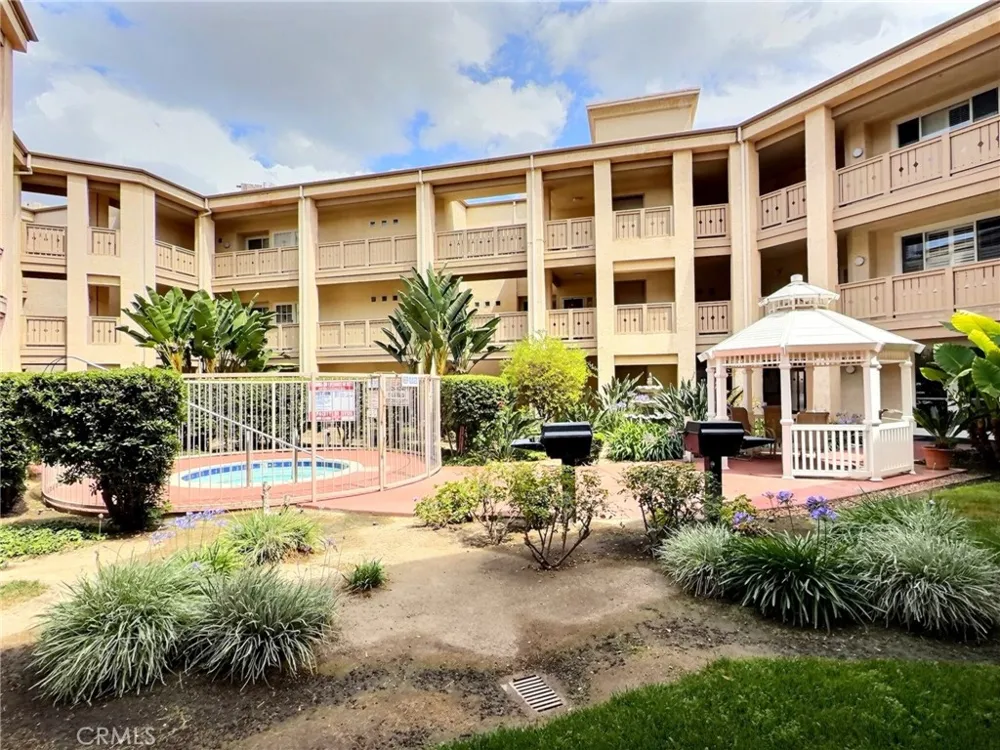 130 S Barranca #302 West Covina, CA 91791