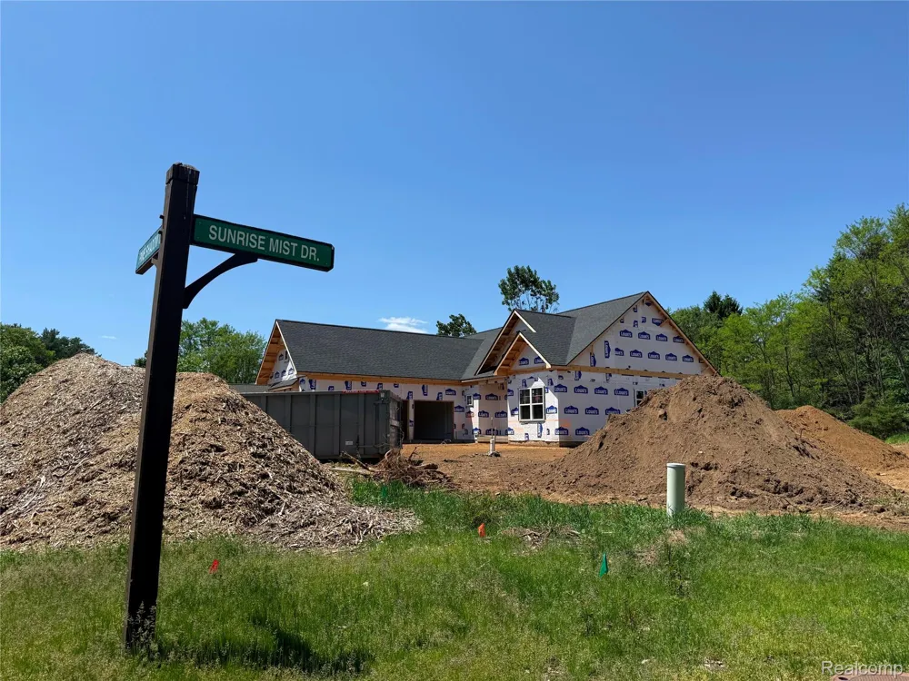 2735 Pine Shadow Court Hamburg Township, MI 48169