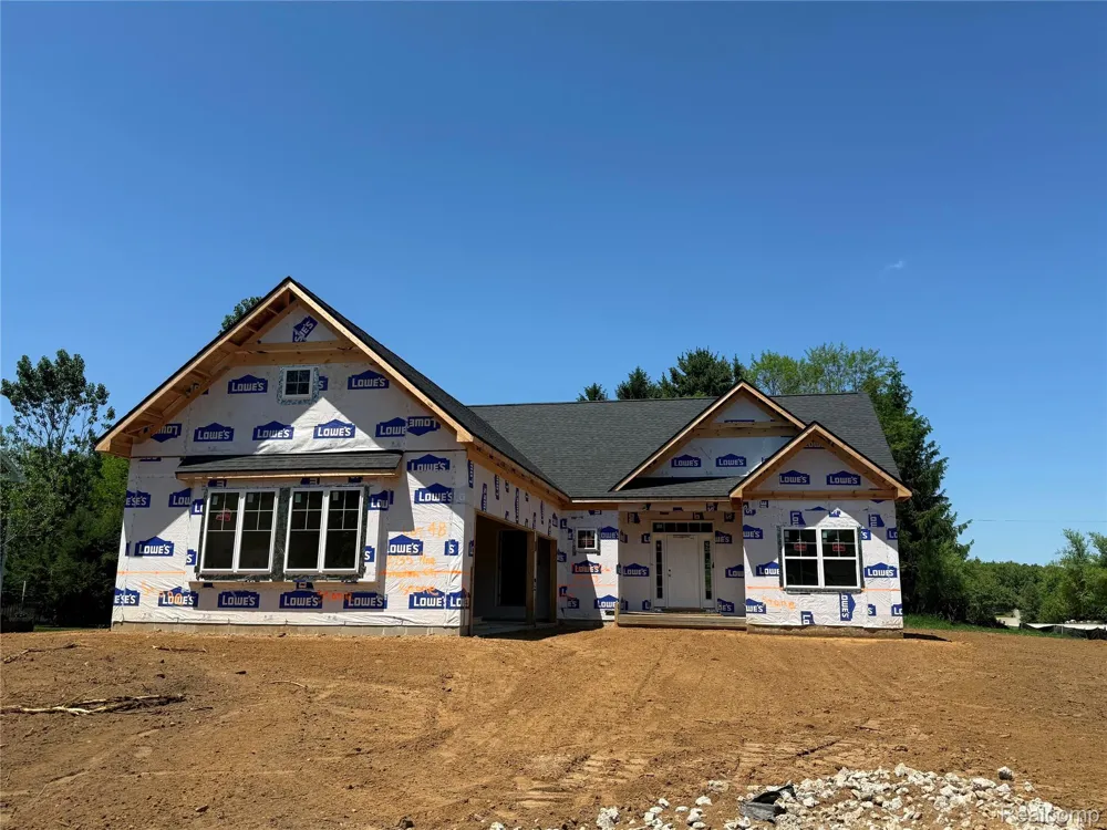2735 Pine Shadow Court Hamburg Township, MI 48169