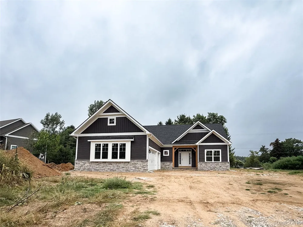 2735 Pine Shadow Court Hamburg Township, MI 48169
