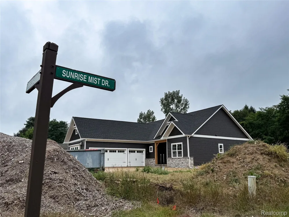 2735 Pine Shadow Court Hamburg Township, MI 48169