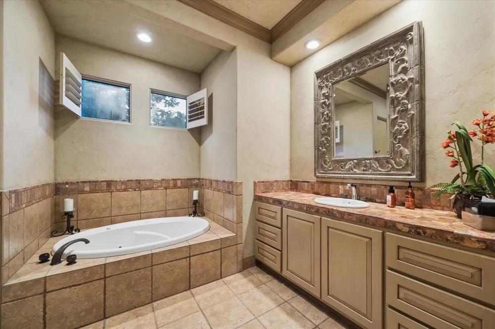 2 Lacewood Lane Piney Point Village, TX 77024