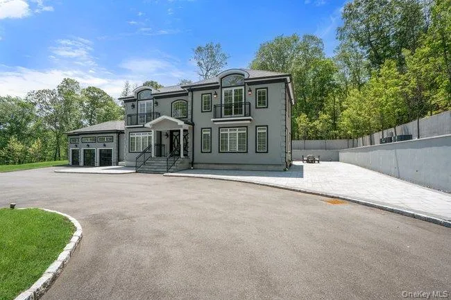 23 Woodbury Road Woodbury, NY 11797