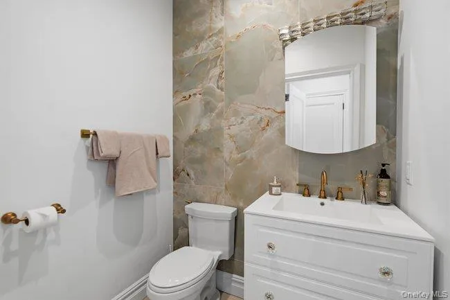 23 Woodbury Road Woodbury, NY 11797