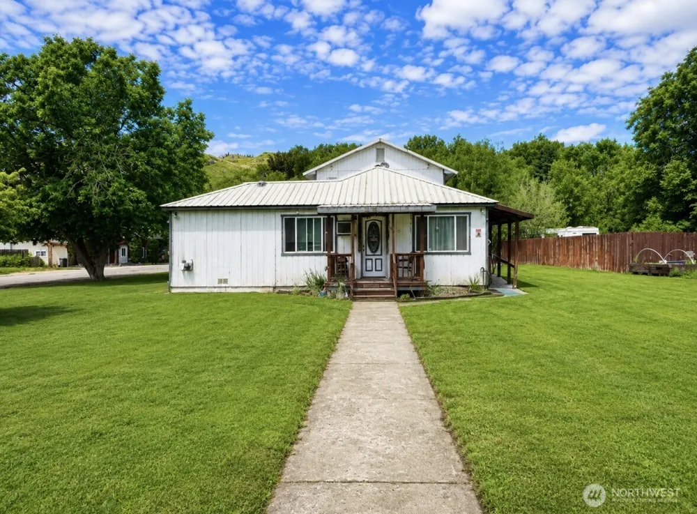 402 Juniper Street Oroville, WA 98844