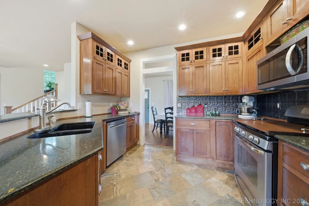 14252 E Lake Drive Claremore, OK 74017