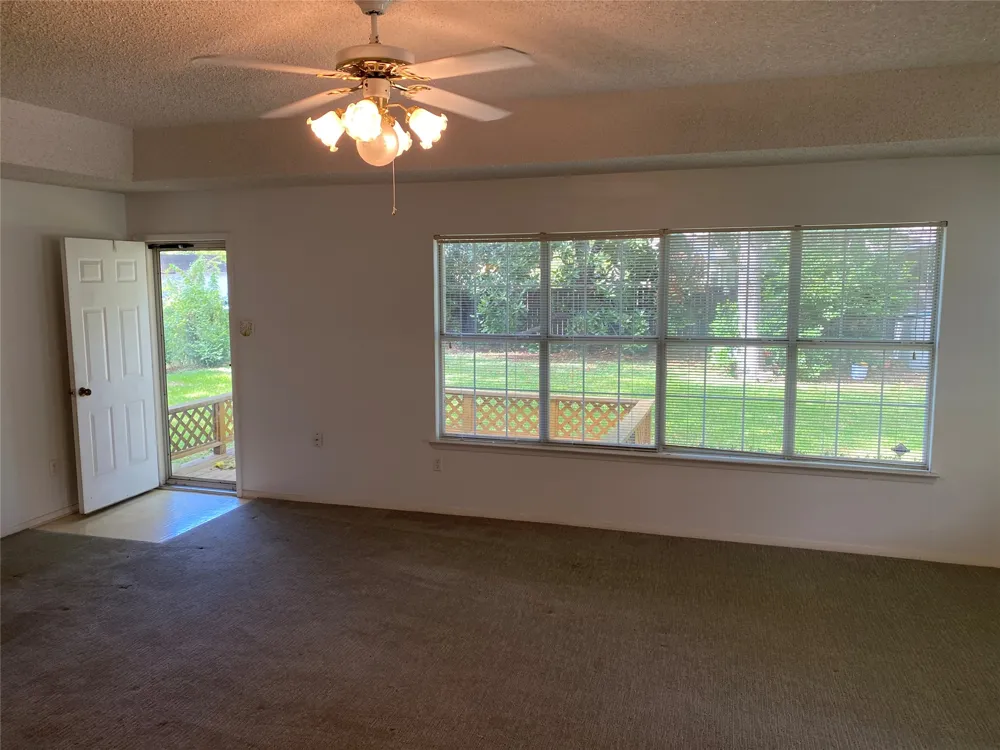623 Club Oak Drive River Oaks, TX 76114