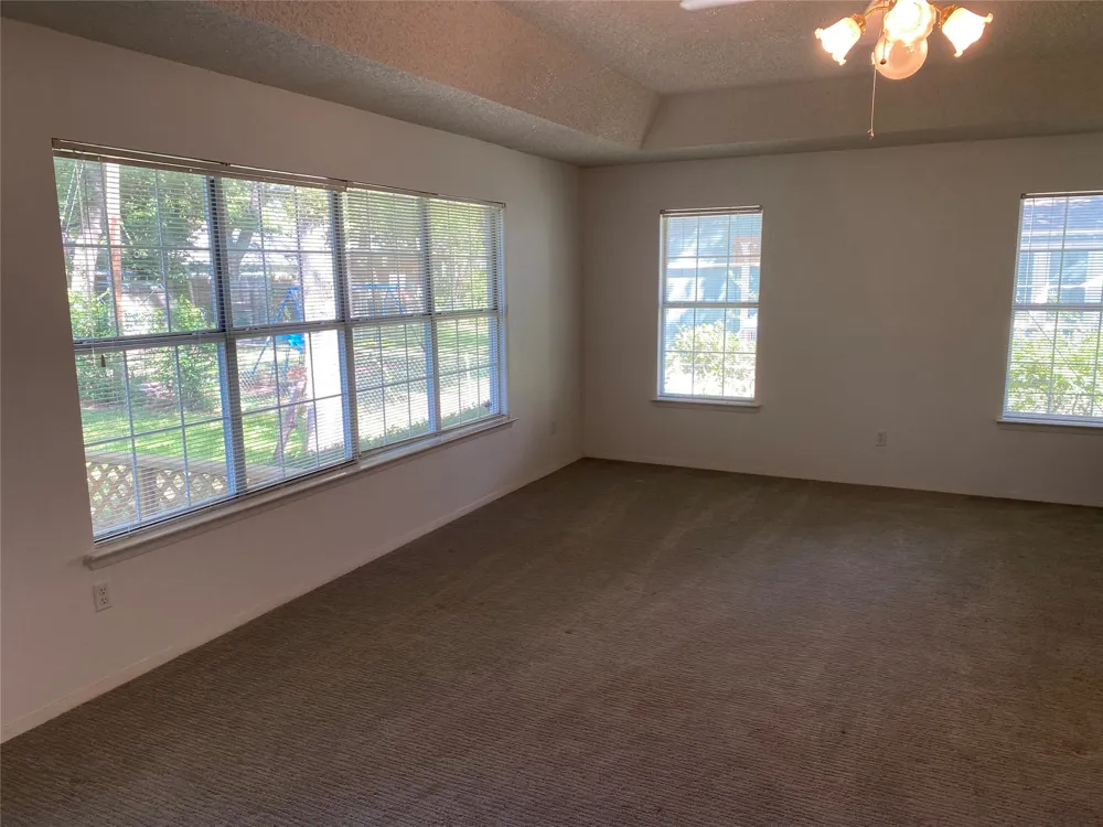 623 Club Oak Drive River Oaks, TX 76114