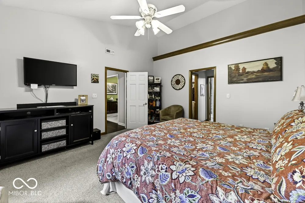 5225 W Stonehaven Lane New Palestine, IN 46163