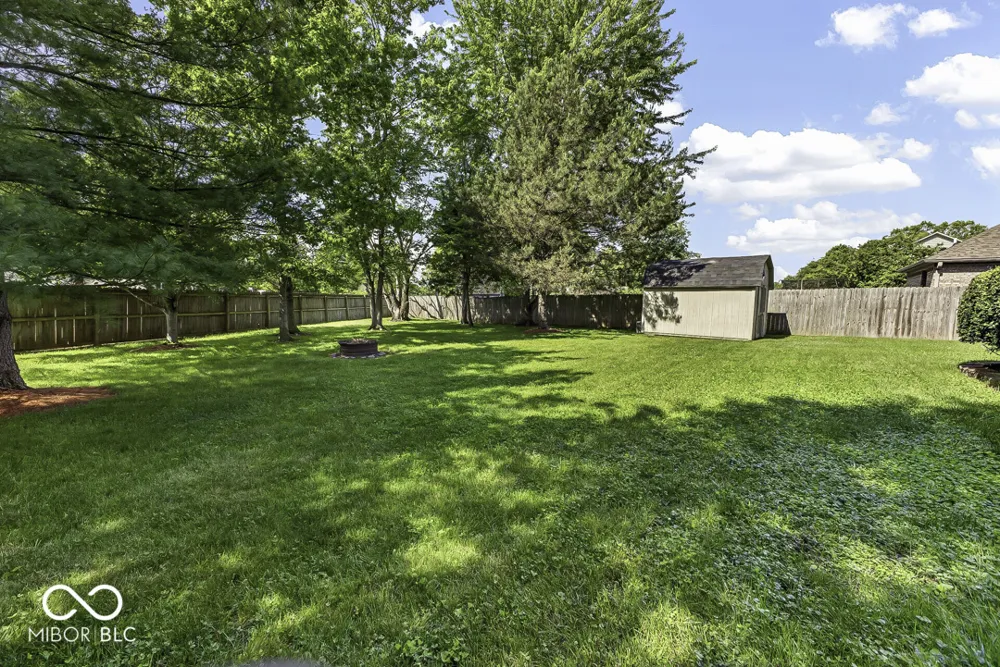 5225 W Stonehaven Lane New Palestine, IN 46163