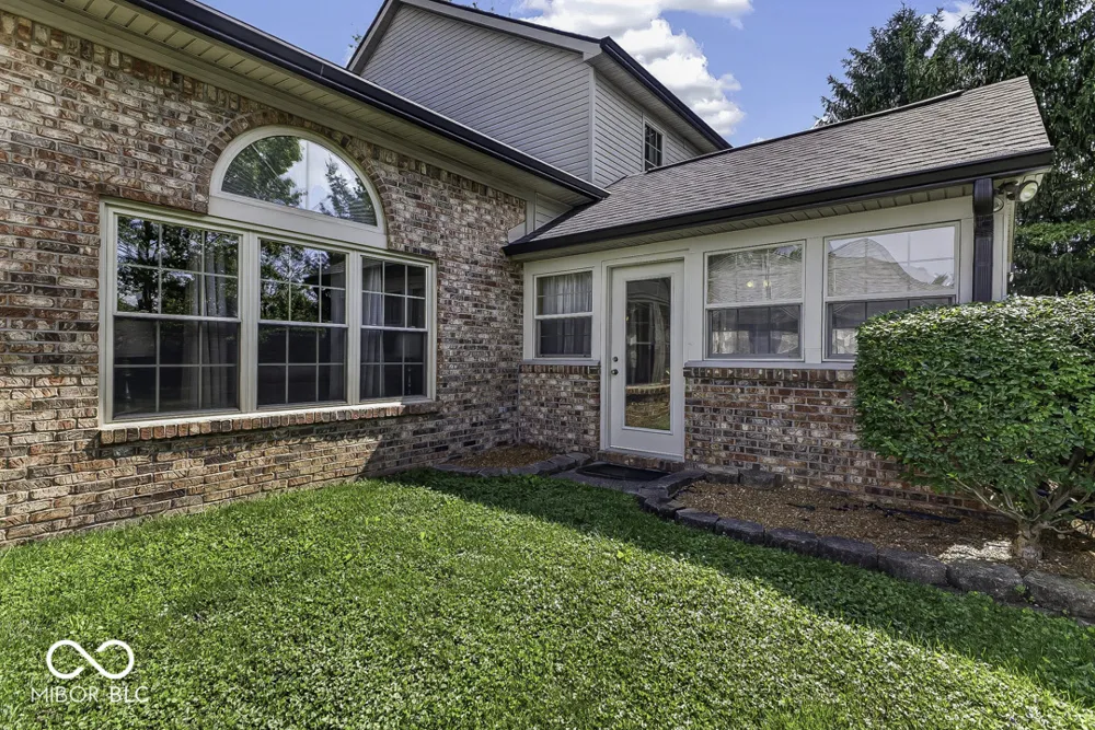5225 W Stonehaven Lane New Palestine, IN 46163