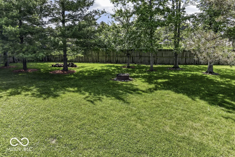 5225 W Stonehaven Lane New Palestine, IN 46163