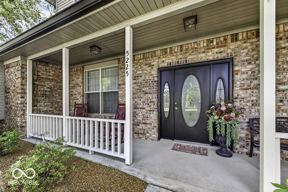5225 W Stonehaven Lane New Palestine, IN 46163