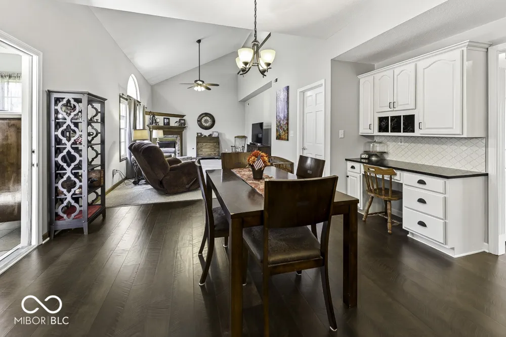 5225 W Stonehaven Lane New Palestine, IN 46163