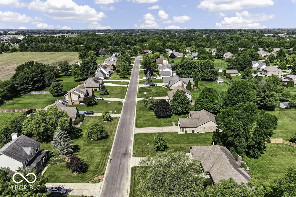 5225 W Stonehaven Lane New Palestine, IN 46163