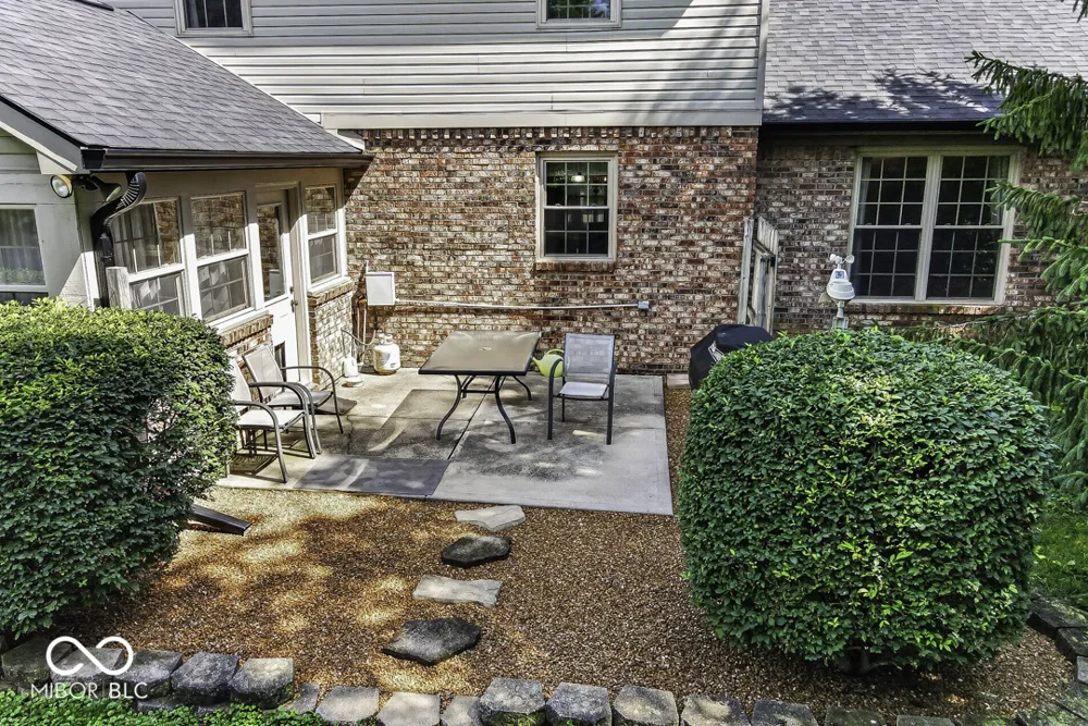 5225 W Stonehaven Lane New Palestine, IN 46163
