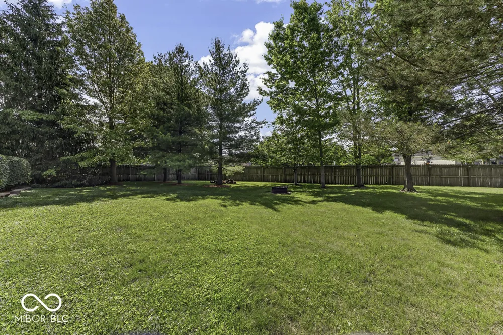5225 W Stonehaven Lane New Palestine, IN 46163