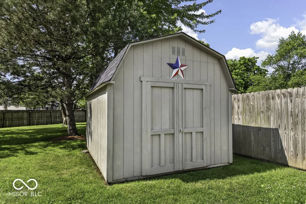 5225 W Stonehaven Lane New Palestine, IN 46163