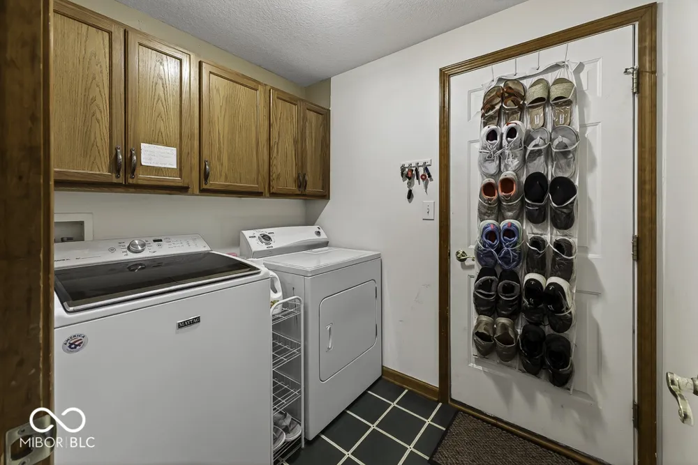 5225 W Stonehaven Lane New Palestine, IN 46163