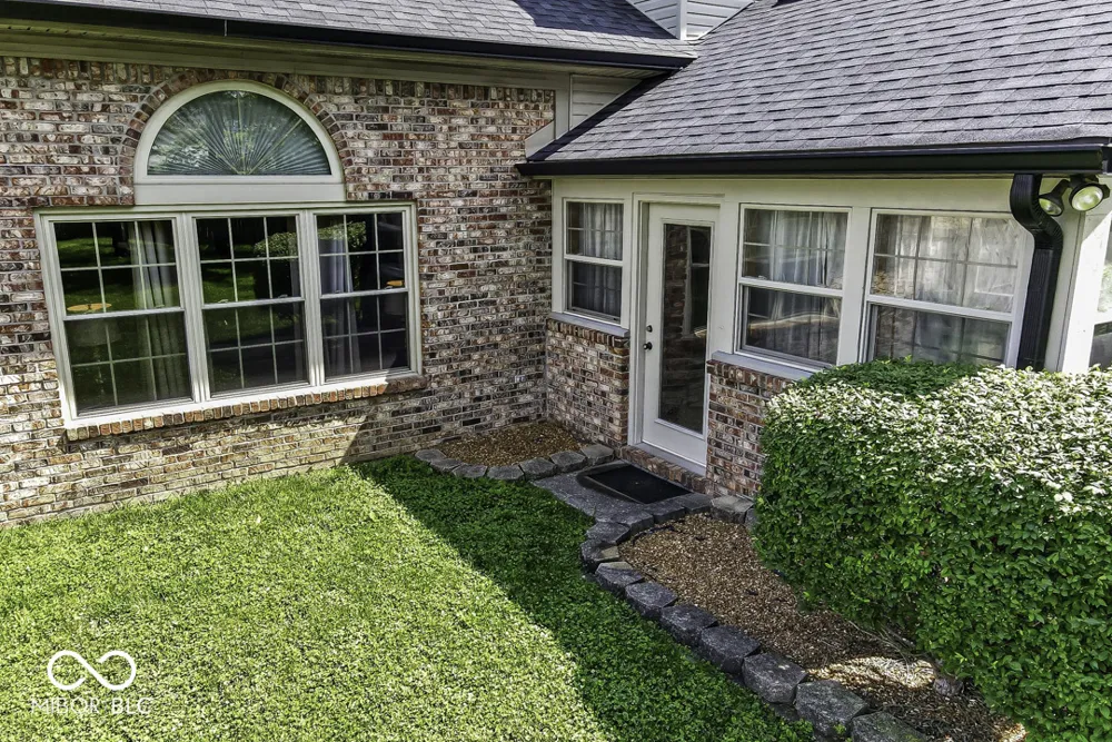 5225 W Stonehaven Lane New Palestine, IN 46163