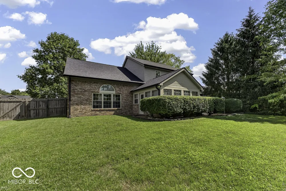 5225 W Stonehaven Lane New Palestine, IN 46163