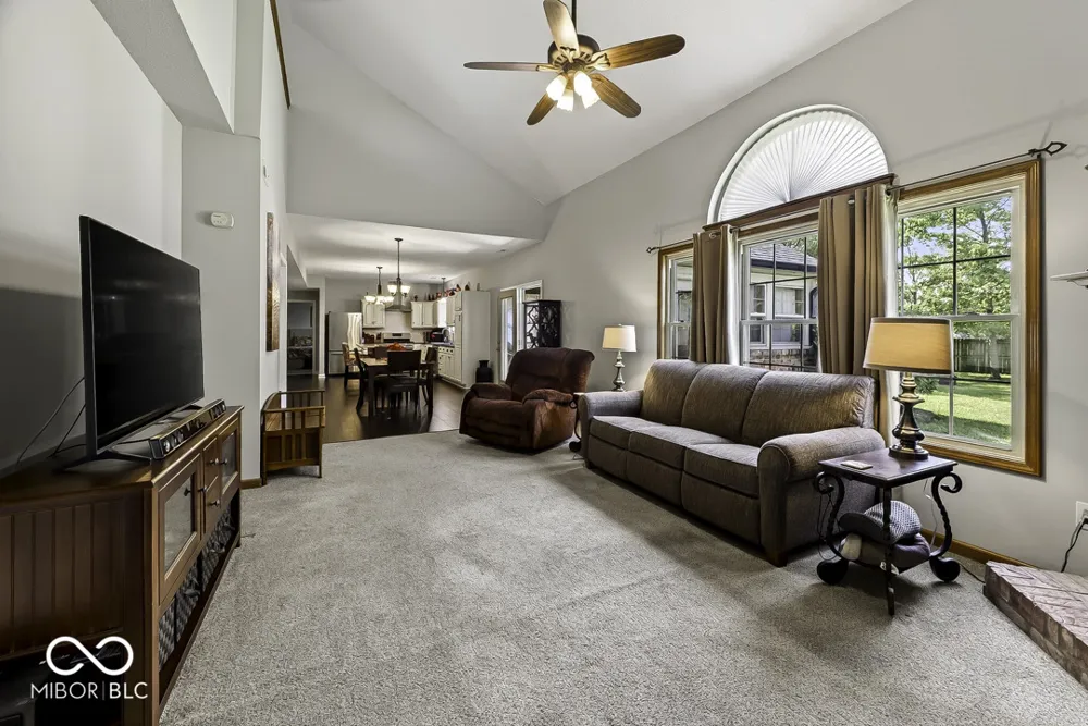 5225 W Stonehaven Lane New Palestine, IN 46163