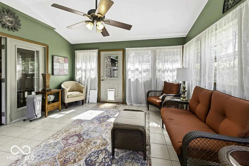 5225 W Stonehaven Lane New Palestine, IN 46163
