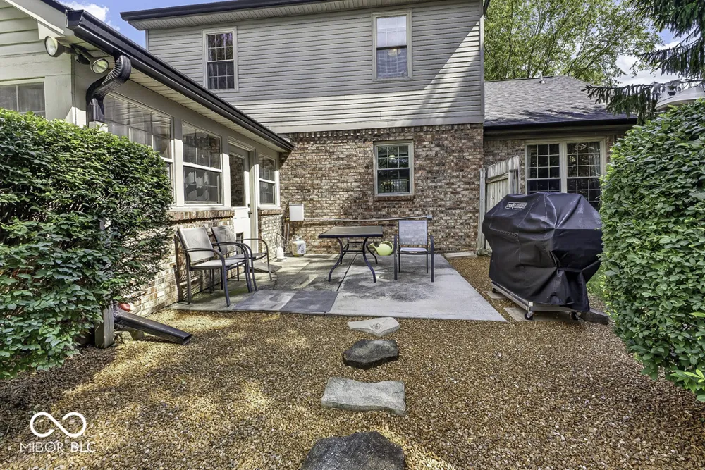 5225 W Stonehaven Lane New Palestine, IN 46163